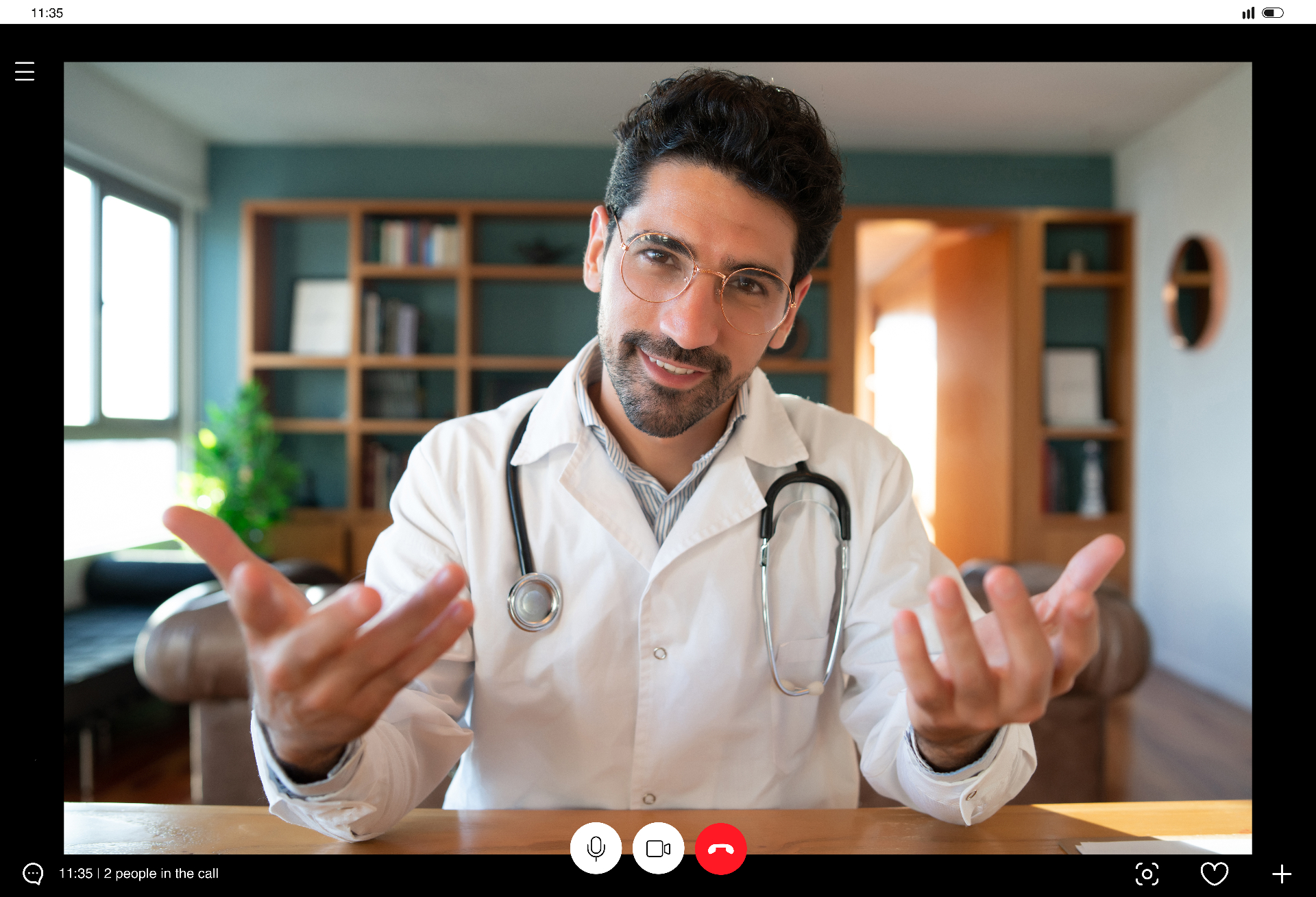 Médico especialista em videochamada com beneficiário